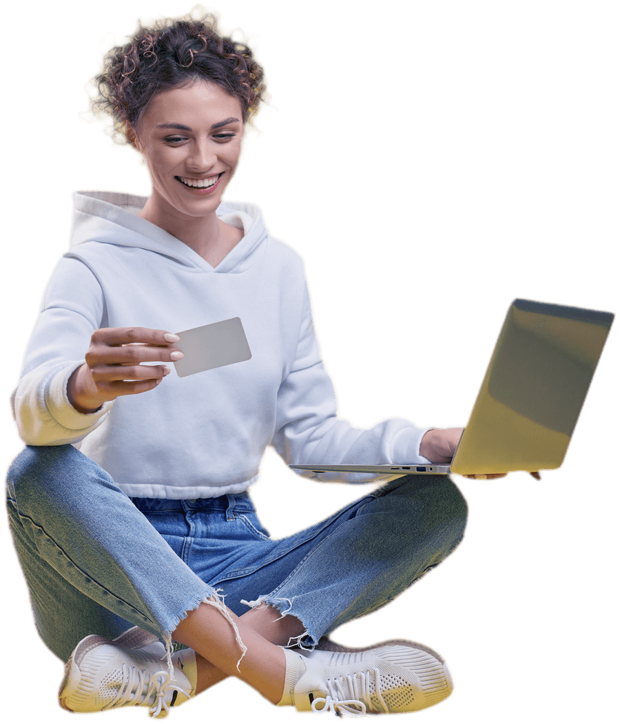 Cliente da Link Net Paulista sentada usando o notebook conectado na fibra